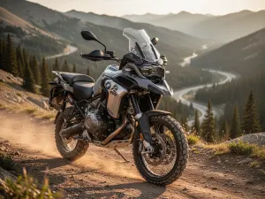 Czerwony motocykl Ducati Multistrada V4 zaparkowany na krętej alpejskiej drodze z malowniczymi górami w tle.
