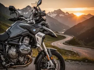 Honda XL750 Transalp zaparkowana na górskim szlaku w Alpach podczas złotej godziny.