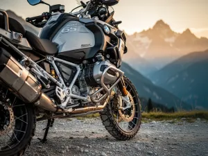 Nowoczesny motocykl Romet TANK 125 zaparkowany na miejskiej ulicy w blasku zachodzącego słońca.