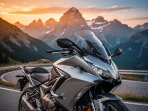 Yamaha Tenere 700 zaparkowana na górskim szlaku o zachodzie słońca, podkreślająca terenowy charakter motocykla.