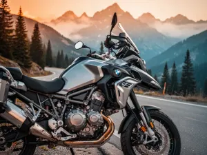 Honda CB650R zaparkowana na miejskiej ulicy w blasku zachodzącego słońca, podkreślająca nowoczesny styl neo-sports cafe.