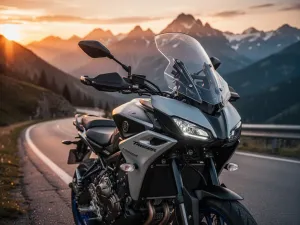 Yamaha Tenere 700 zaparkowana na górskim szlaku o zachodzie słońca, podkreślająca terenowy charakter motocykla.