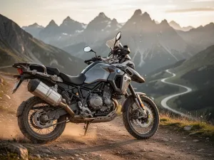 Motocykl adventure Benelli TRK 702X zaparkowany na górskim szlaku w świetle zachodzącego słońca.