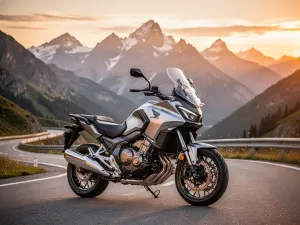 Nowoczesny motocykl BMW F 900 GS jadący po piaszczystym górskim szlaku w blasku zachodzącego słońca.